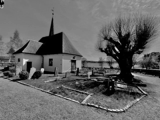 Djurö kyrka omgiven av träd