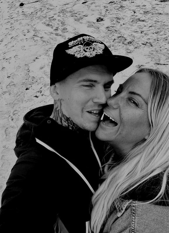 Annika och Marcus skrattar tillsammans på stranden