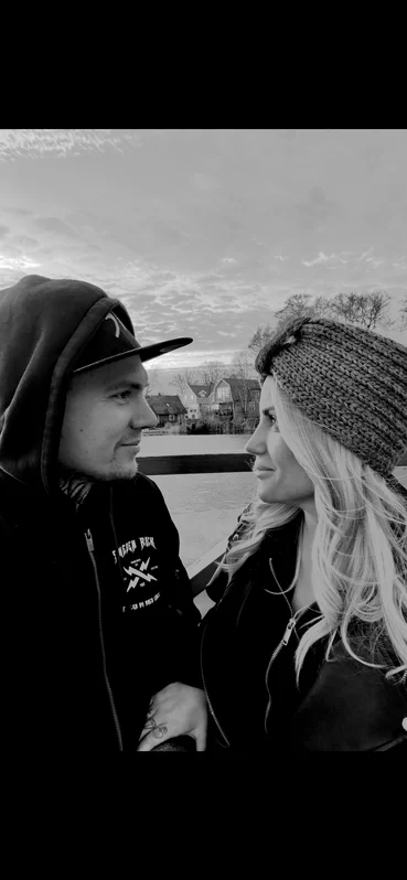 Annika och Marcus ser på varandra vid vattnet
