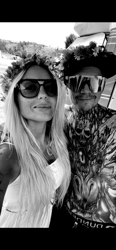 Annika och Marcus med midsommarkransar